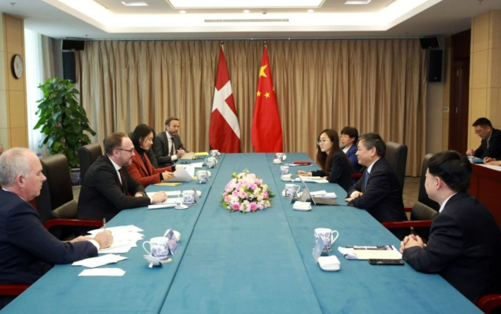 Minister of Ecology and Environment Huang Runqiu Meets with Danish Minister of Development Cooperati